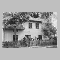 045-0011 Die Familie Hermann Hagenbach vor ihrem Wohnhaus zu Pfingsten 1942 .jpg